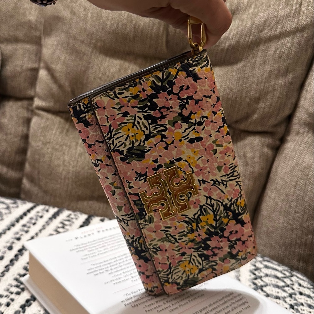 TORY BURCH WRISTLET WALLET FLORAL